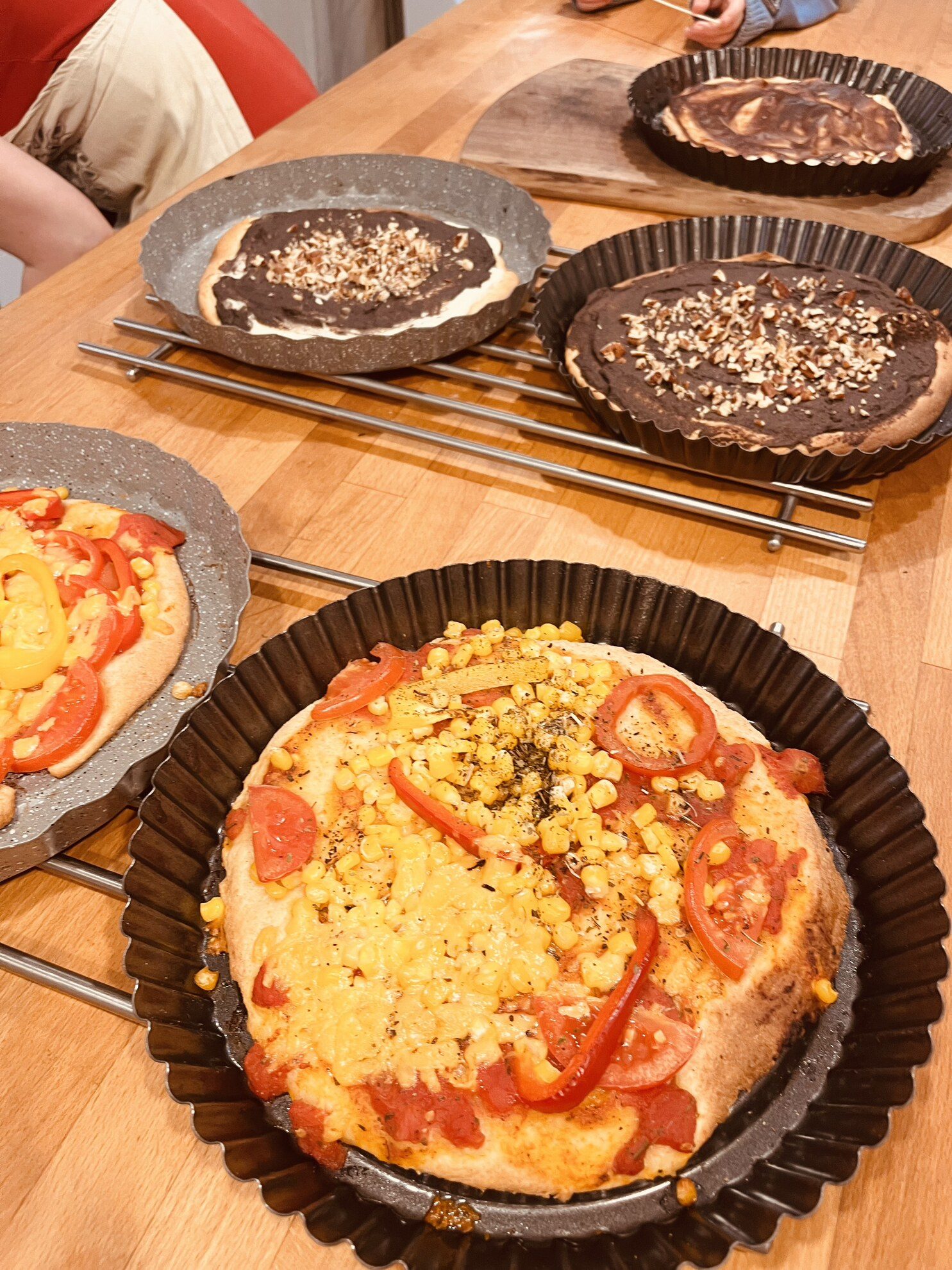Hotové pizze a koláče upečené v Monáde