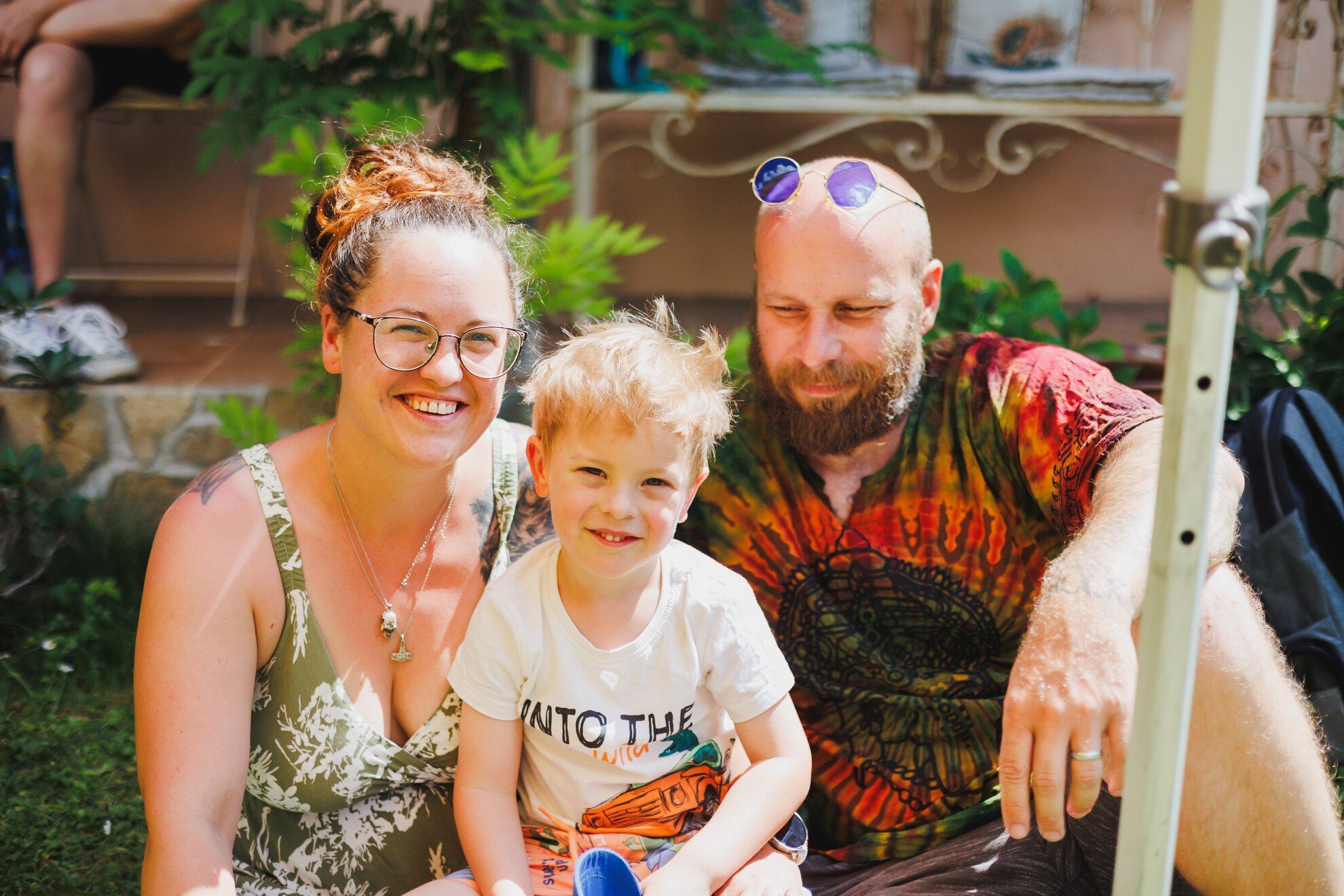 Rodina spolu v záhrade počas letného dňa
