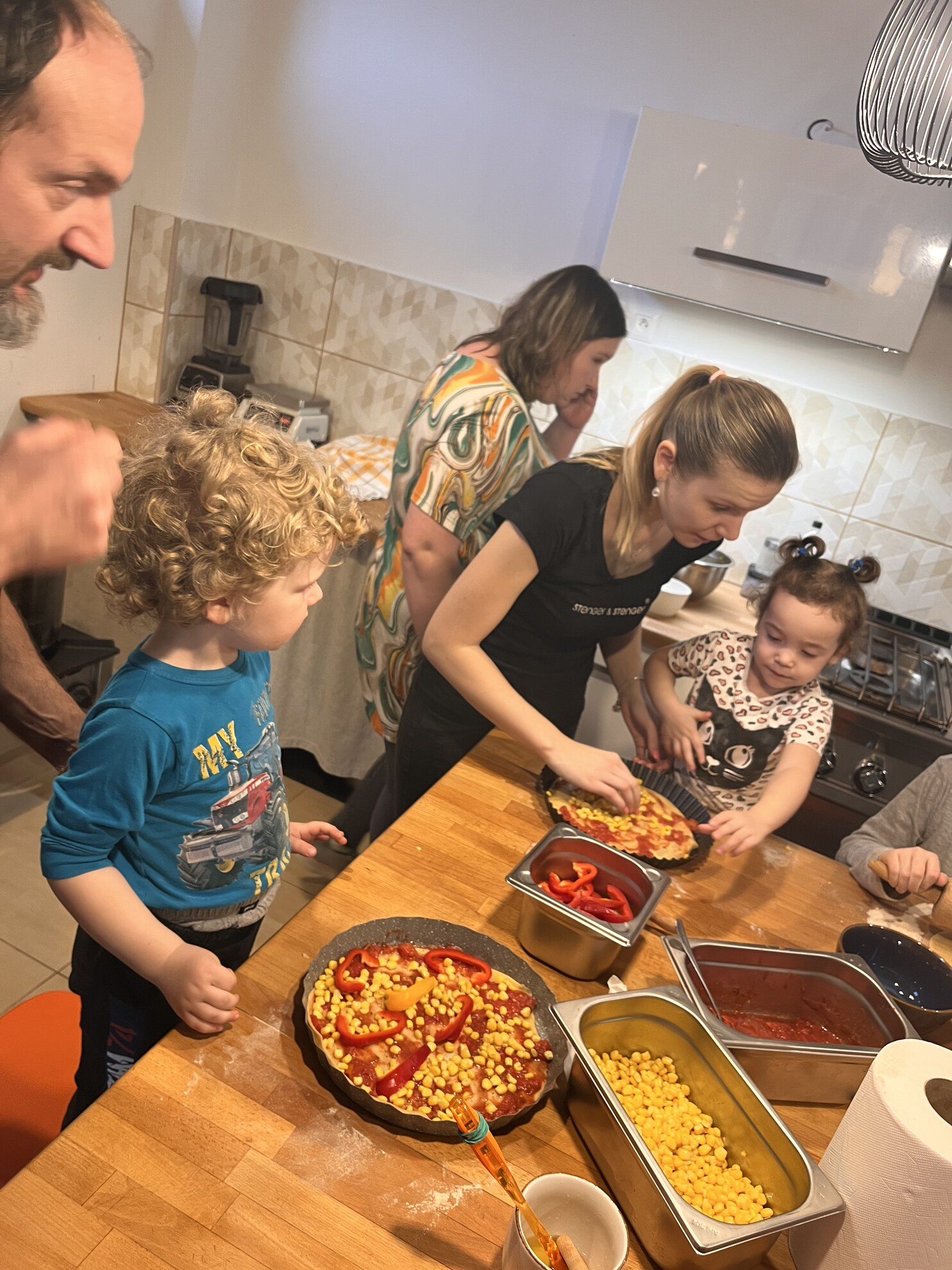 Spoločné tvorenie v Monáde — deti zdobia pizzu